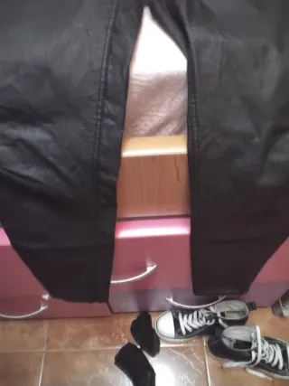 Pantalón de cuero negro