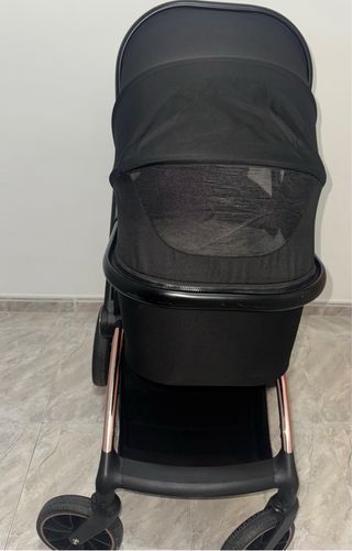 Carrito de bebé negro y cobre