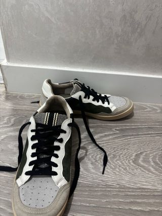 Zapatillas  grises, verdes y blancas
