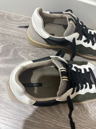 Zapatillas  grises, verdes y blancas