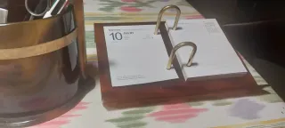 Calendario de escritorio de madera y metal