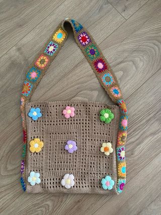 Bolso de crochet marrón con flores