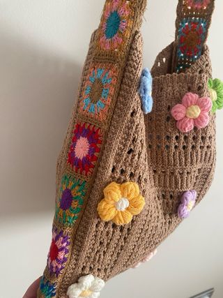 Bolso de crochet marrón con flores