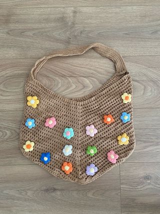 Bolso de crochet marrón con flores multicolor