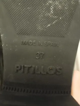 Zapatos negros elegantes con tacón y pompón