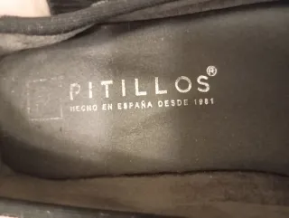 Zapatos negros elegantes con tacón y pompón
