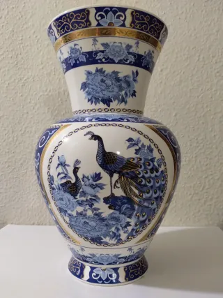 Jarrón de porcelana azul y oro