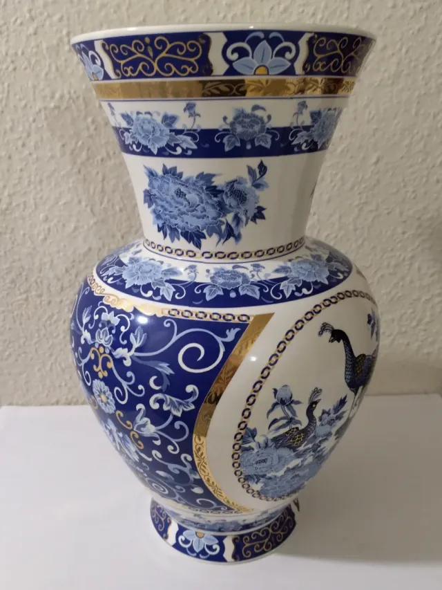 Jarrón de porcelana azul y oro