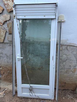 Puerta aluminio con persiana