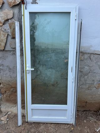Puerta aluminio con persiana