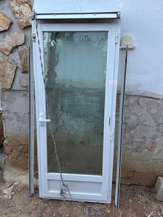 Puerta aluminio con persiana