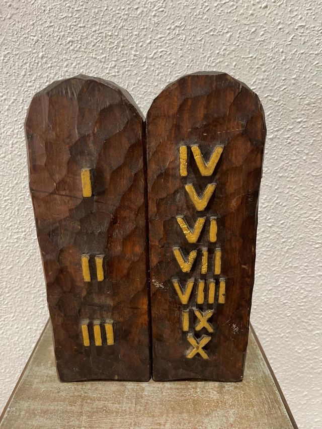 Caja de madera para llaves con números romanos