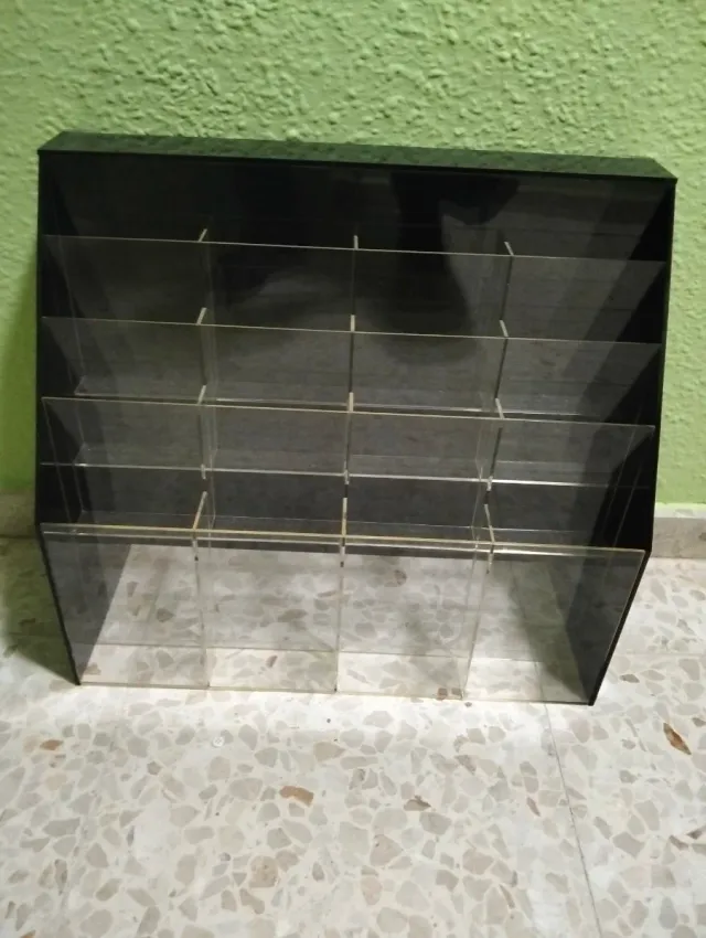 Expositor acrílico negro 16 compartimentos