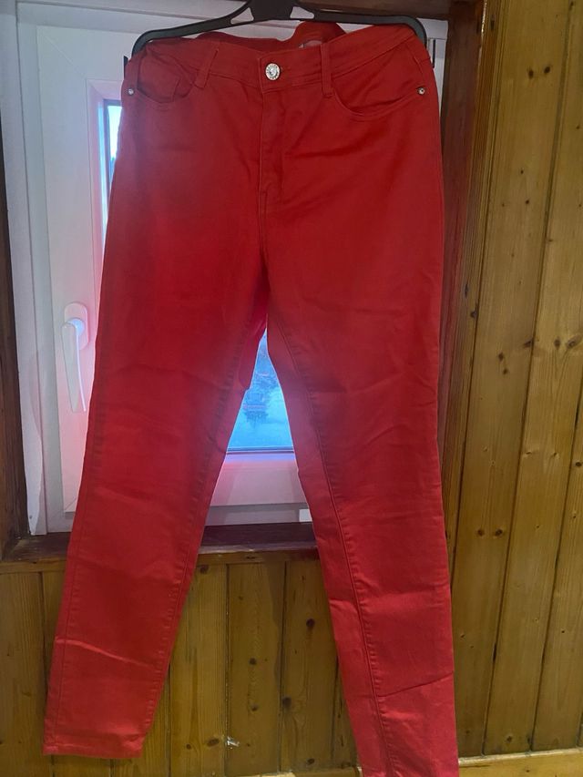 Pantalon rojo elastico