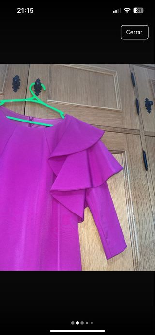 Vestido elegante fucsia con volantes