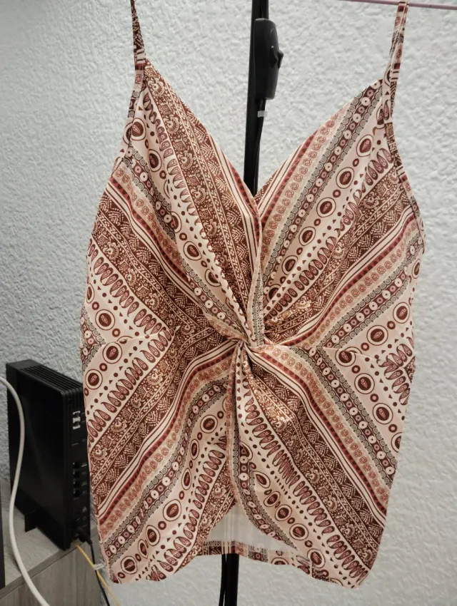 Top con nudo frontal estampado