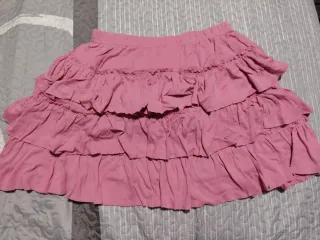 Falda corta rosa con volantes