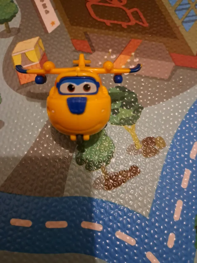 2 super wings : Jet Rojo y Donnie amarillo