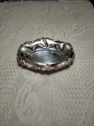 Bandeja de alpaca plateada decorada