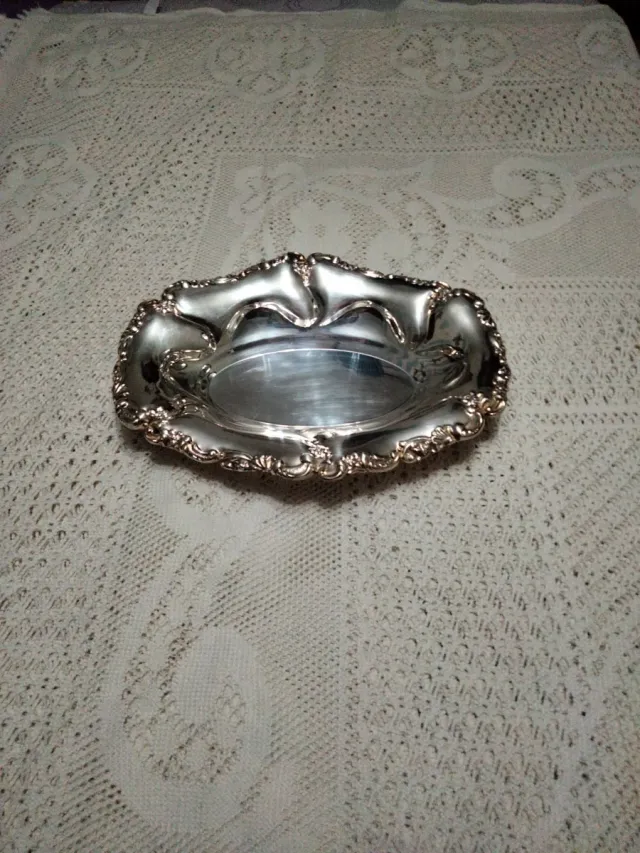 Bandeja de alpaca plateada decorada