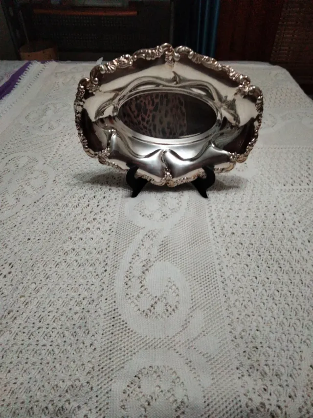 Bandeja de alpaca plateada decorada