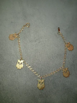 Pulsera dorada con dijes de búhos