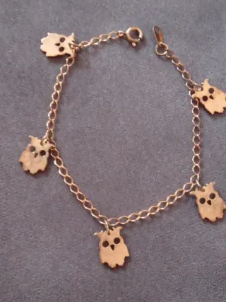 Pulsera dorada con dijes de búhos