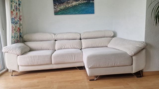Sofá modular beige con cheslong y asientos abatibl