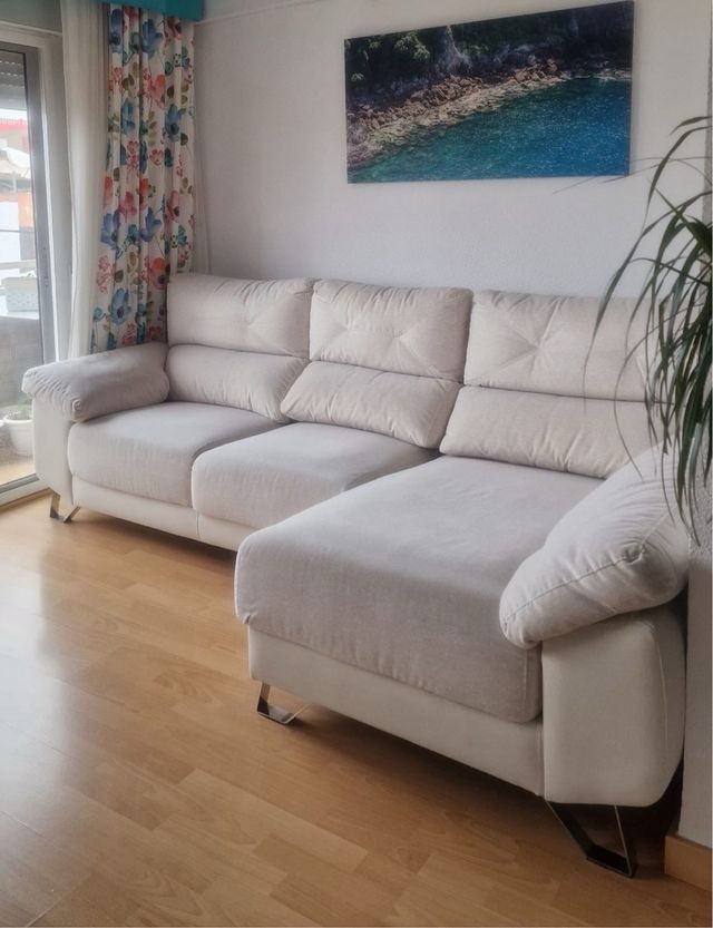 Sofá modular beige con cheslong y asientos abatibl