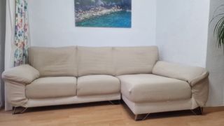 Divano modulare beige con sedute cheslong e pieghevoli