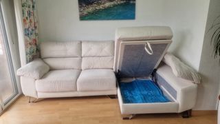 Divano modulare beige con sedute cheslong e pieghevoli