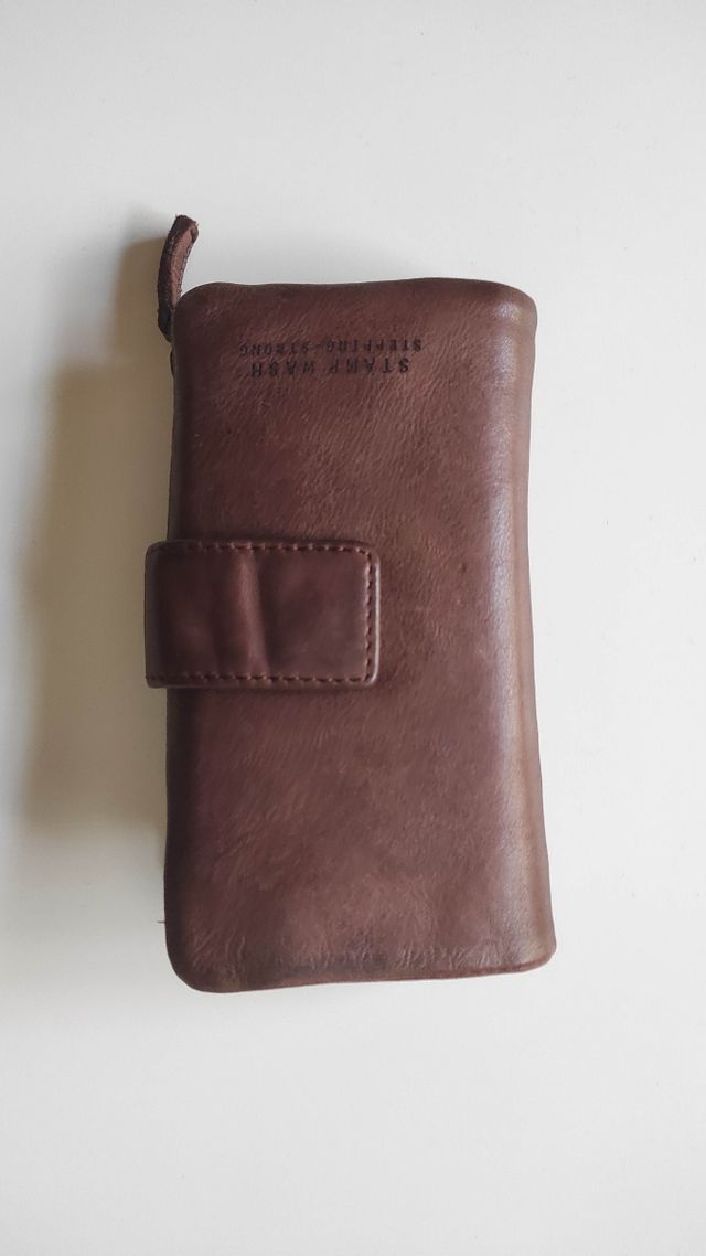 Cartera de mujer Stepping Strong marrón.