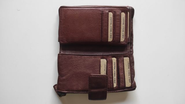 Cartera de mujer Stepping Strong marrón.