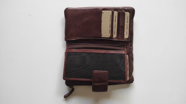 Cartera de mujer Stepping Strong marrón.