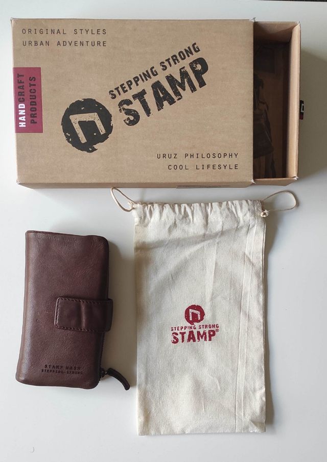 Cartera de mujer Stepping Strong marrón.