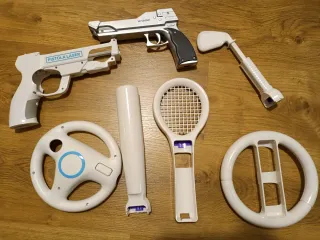 Accesorios Wii: Pistolas, Raqueta, Volante.
