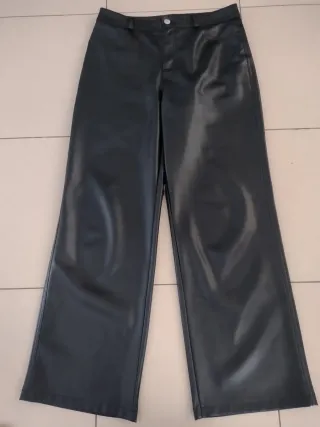 Pantalón efecto piel Stradivarius negro
