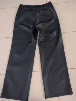 Pantalón efecto piel Stradivarius negro