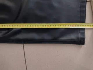 Pantalón efecto piel Stradivarius negro