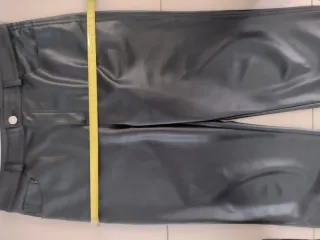 Pantalón efecto piel Stradivarius negro