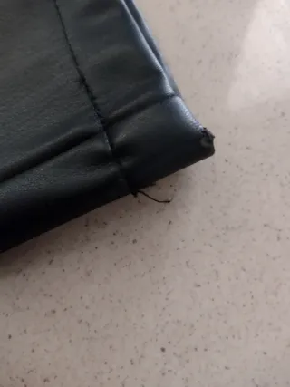 Pantalón efecto piel Stradivarius negro