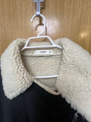 Cazadora polipiel efecto piel Mango