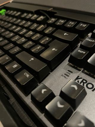 Teclado Krom Kernel TKL RGB Mecánico Switch rojos 