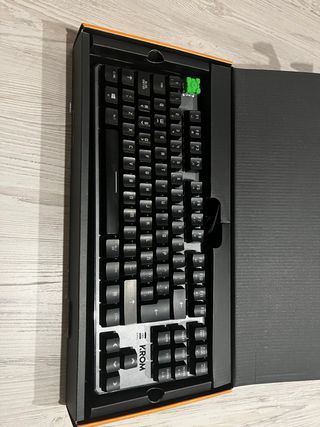 Teclado Krom Kernel TKL RGB Mecánico Switch rojos 