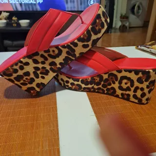 Sandalias cuña leopardo rojas