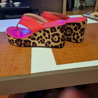 Sandalias cuña leopardo rojas