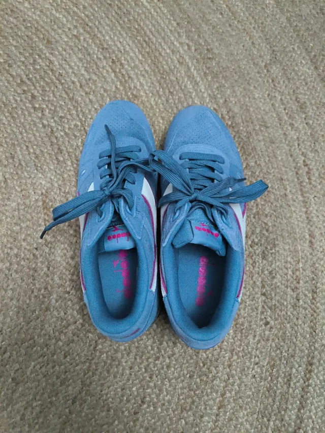 Deportivas Diadora Azul y Rosa.
usadas en dos ocas
