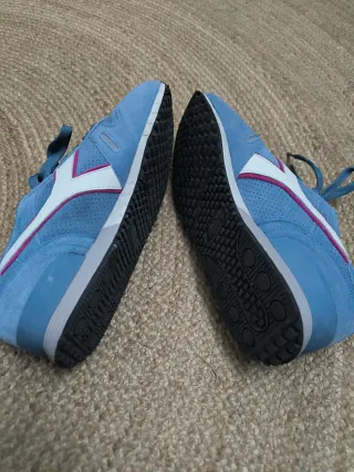 Deportivas Diadora Azul y Rosa.
usadas en dos ocas