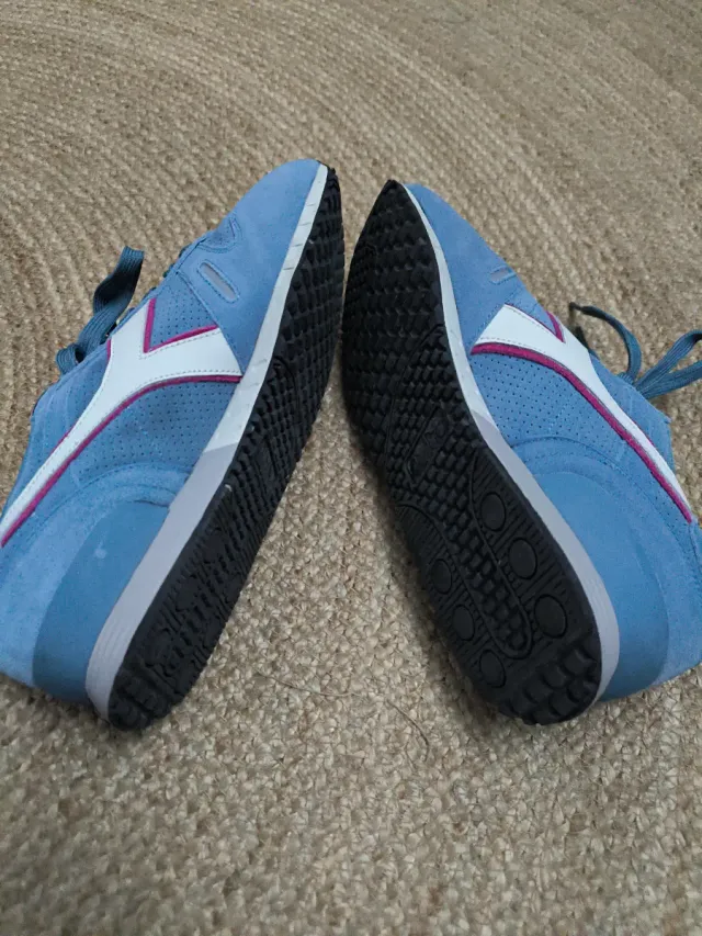 Deportivas Diadora Azul y Rosa.
usadas en dos ocas