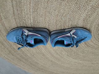 Deportivas Diadora Azul y Rosa.
usadas en dos ocas